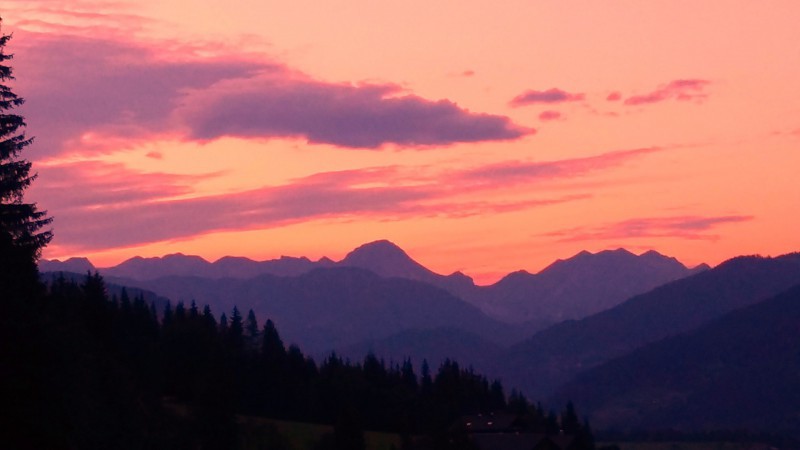 Sonnenuntergang mit Blick auf das Tennengebirge von unserem Hof